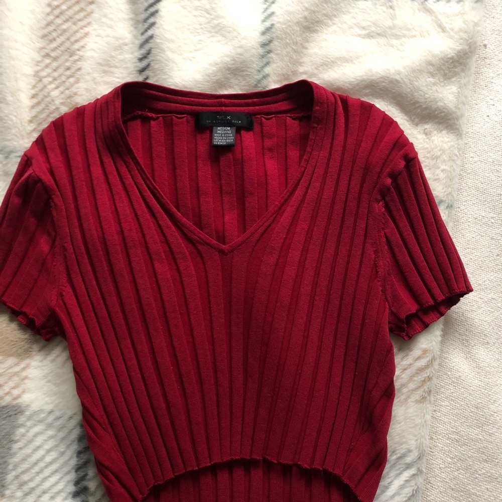 Red v-neck cropped shirt